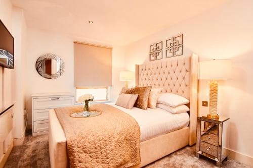 Deluxe City Centre Apt Balcony View& Free Parking! Image 6