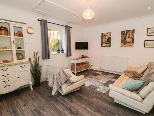 Rhinegold Bungalow, Sheffield Image 2