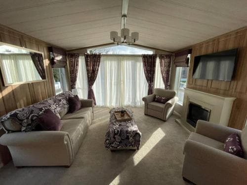Woods Lodge with Hot Tub Image 1