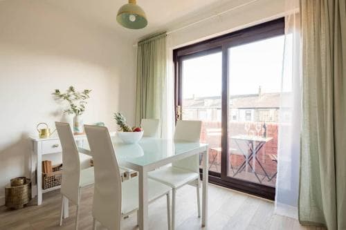 Stylish apartment with balcony, minutes from beach Image 1