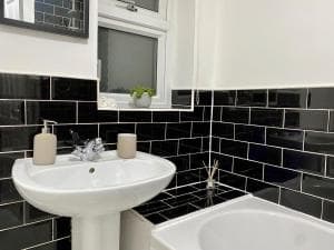✪ Spacious Luxury 2-bed w/ parking & garden Image 1