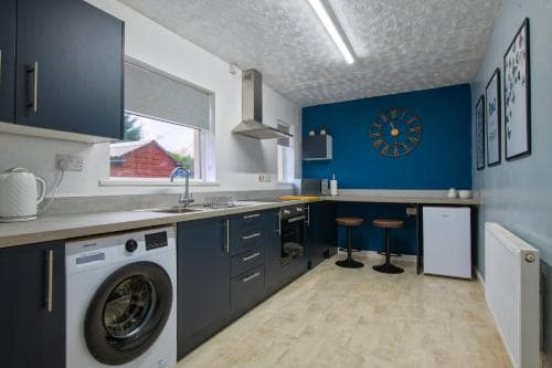 Rookwood house Modern spacious home W/free parking Image 1