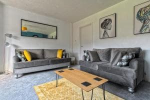 Rookwood house Modern spacious home W/free parking Image 3