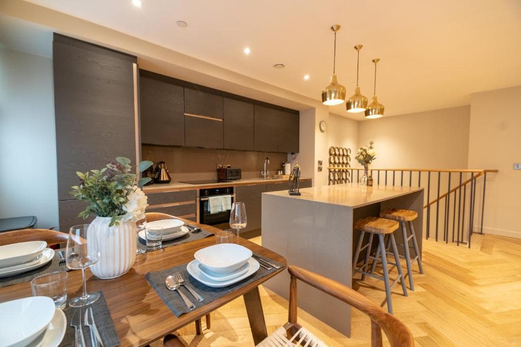 Entire 2 Bed - Free Parking - No. 15 - The Cosy Collection Ltd Image 1