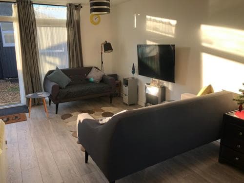 Pebbles 144 South Shore 2 bed chalet 2 dog friendly, sleeps 4 Image 2