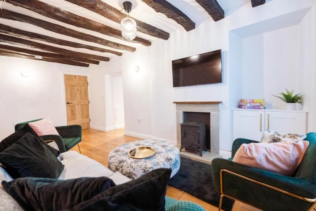Host & Stay - Iris Cottage Image 1