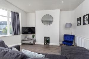 Superb Newly Extended House near Peak District, parking Image 1