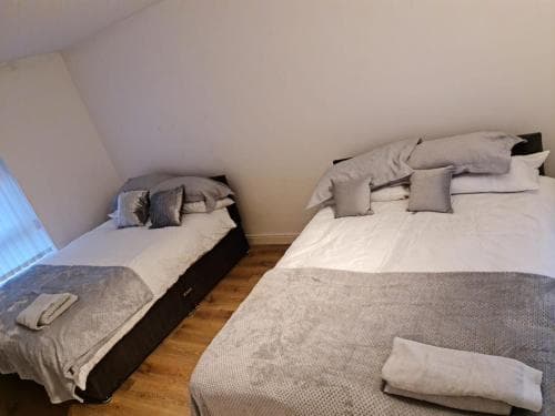 24 Dryden Road - Beautiful 2 bed Image 2
