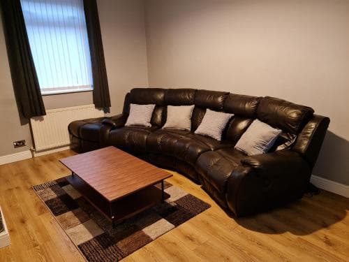 24 Dryden Road - Beautiful 2 bed Image 3