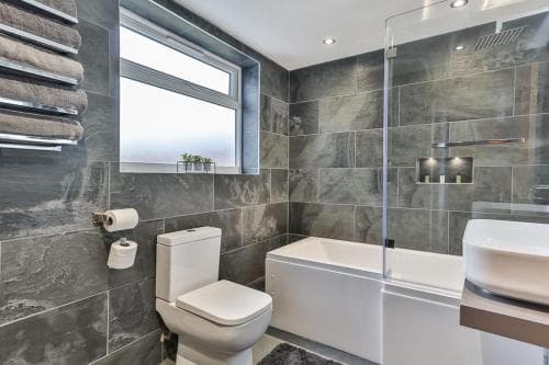Luxury Spacious Pad with Games Room Image 2