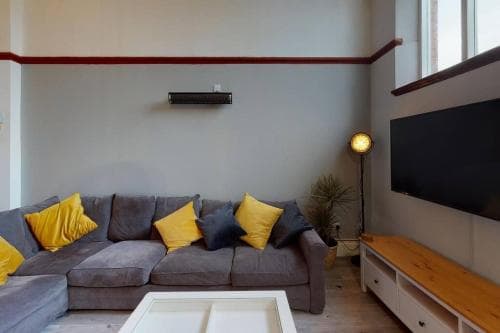 HU1 Boutique City Apartment- sleeps 6 Image 2