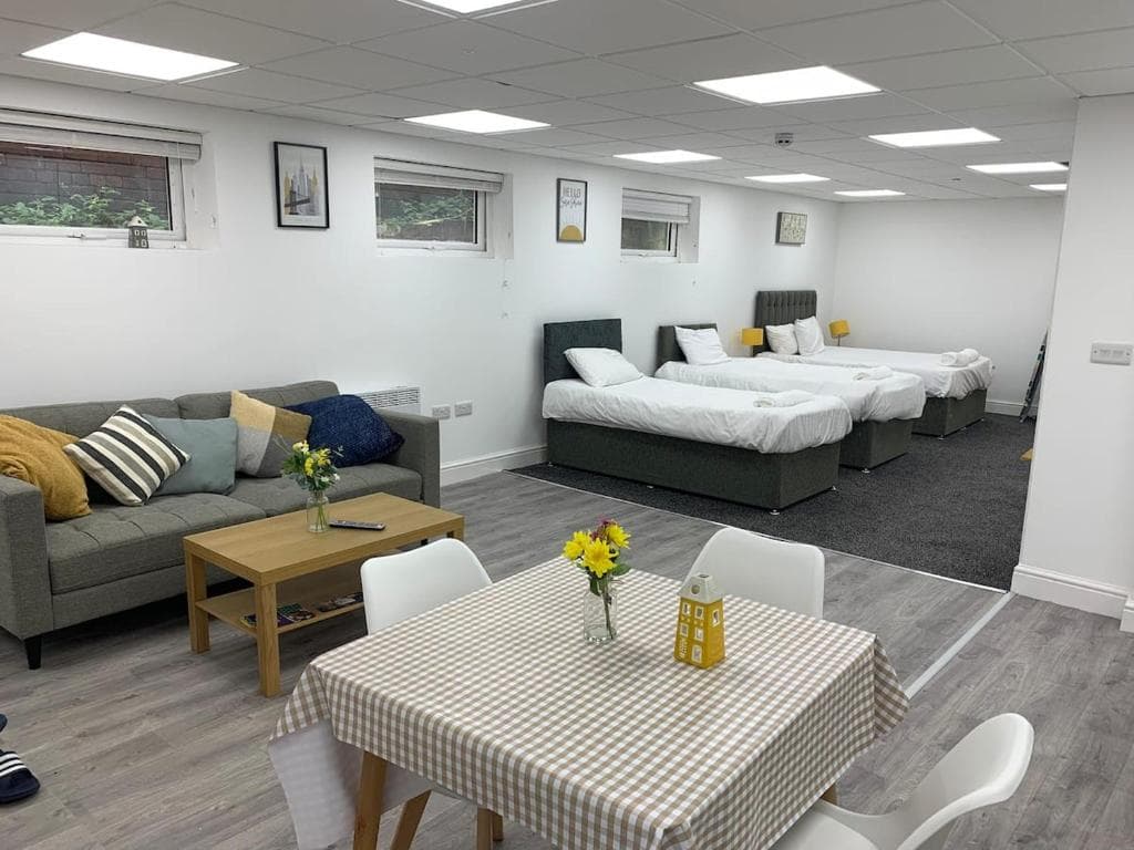 Huge studio close to city centre with free secure parking Image 1