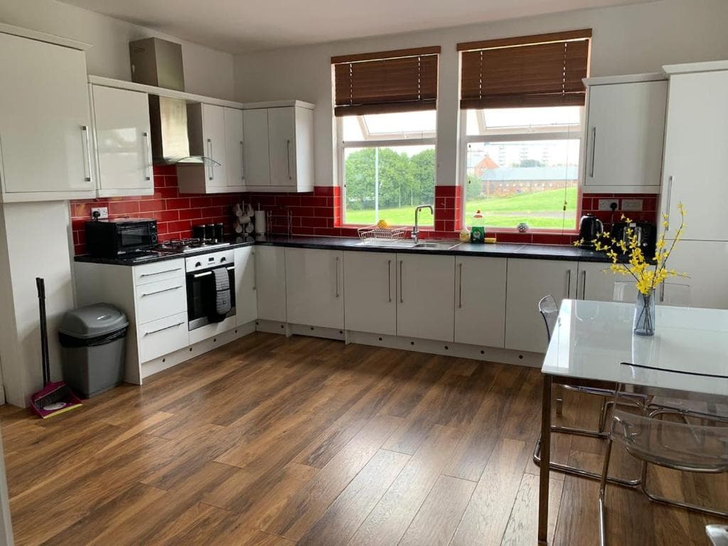 spacious apartment close to city centre with free secure parking Image 4