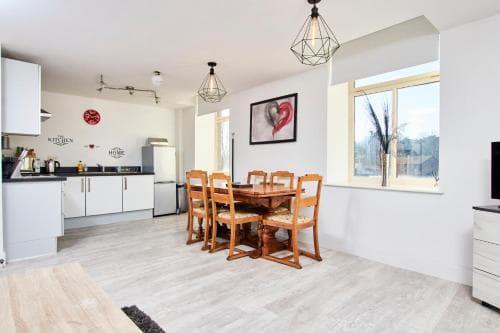 Executive Apartment - Sleeps 6 Image 3