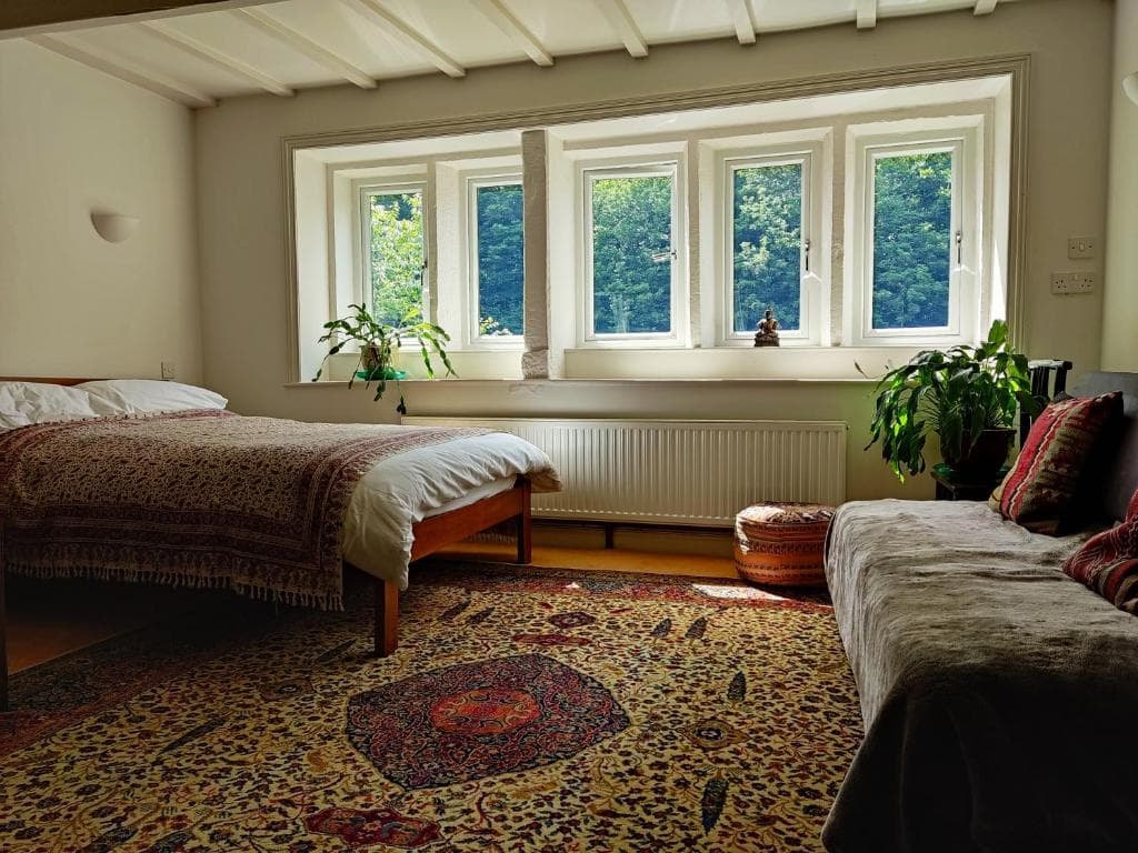 Beautiful quiet room in the heart of Holmfirth Image 1