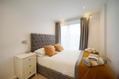 Modern 2 Bed Apartment with Juliet Balcony - DHB STAYS Image 1