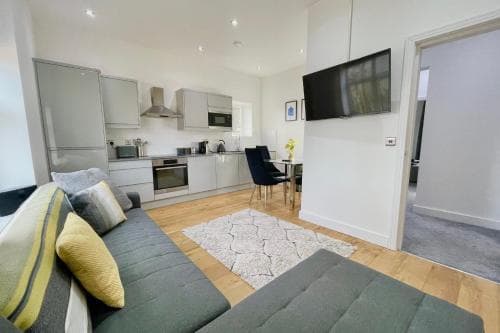 GuestReady - Sleek Stylish Leeds City Apartment Sleep 4 Image 2