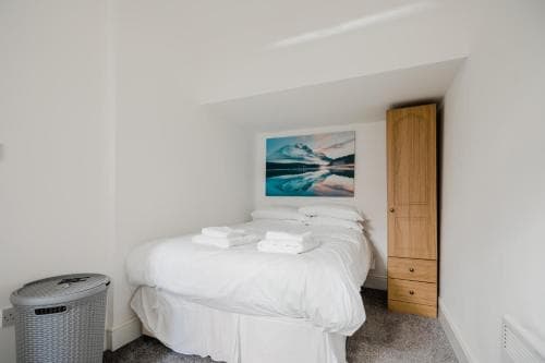 Hullidays-Theatre Hideout Apartment Image 2