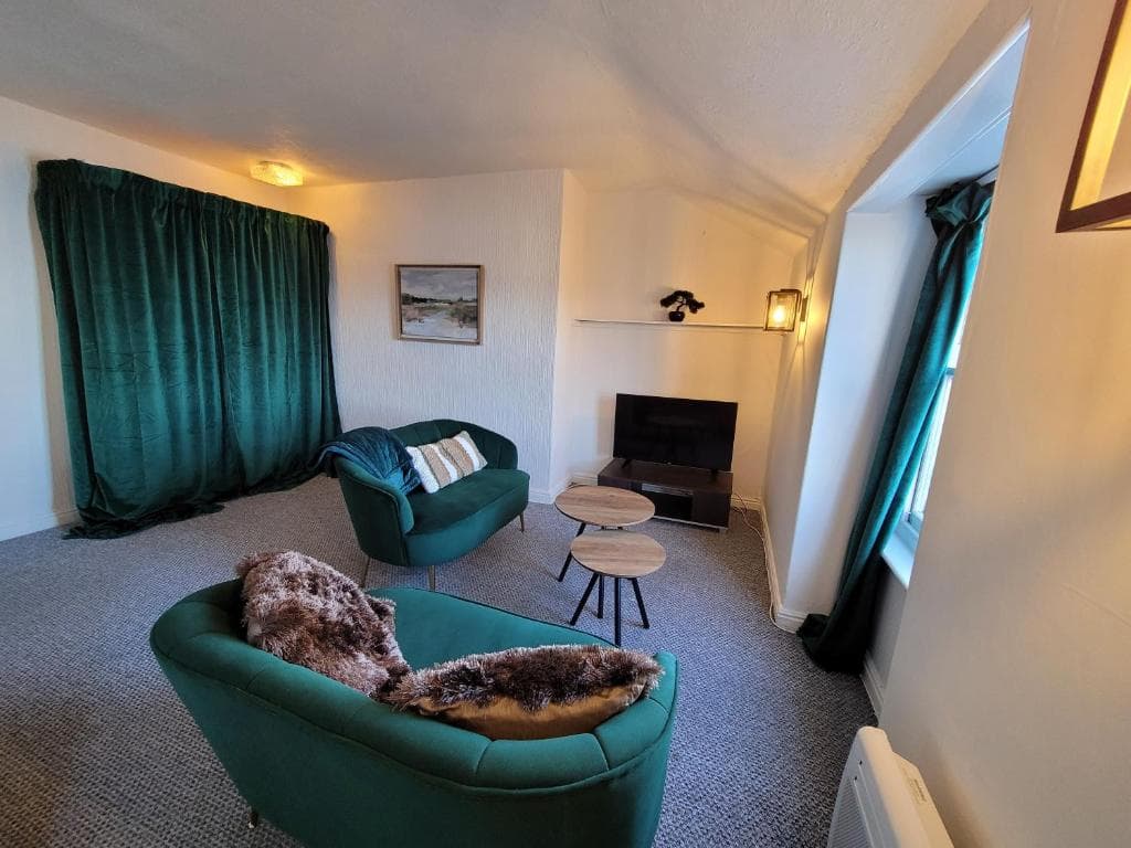 Sea view Penthouse flat 6 with fast WiFi and Free PARKING Image 2
