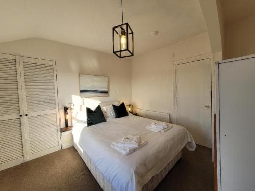 Sea view Penthouse flat 6 with fast WiFi and Free PARKING Image 3