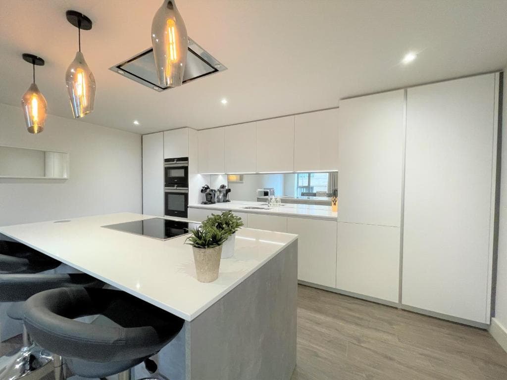 Spectacular 2 Bedroom Apartment in Great Location Image 1
