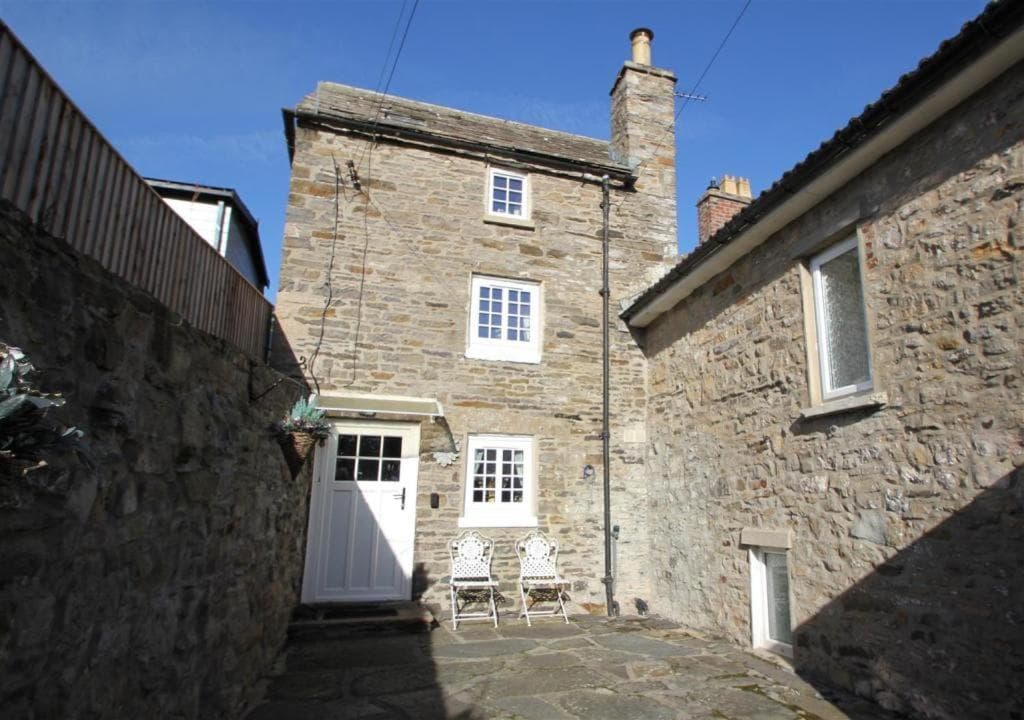 Puzzle Cottage, Quirky and Unique Cottage for 2 Image 1