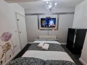 *** Well equipped home for a relaxing cosy and luxurious fun stay + Free Parking + Free Fast WiFi *** Image 2