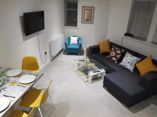 Homebird Property - Epsom Apartment Image 1