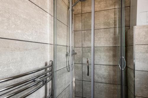 Hopetown Apartment-modern 2 bed with free parking Image 1