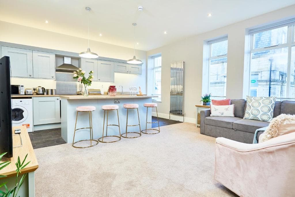 Stunning Central Gems of Harrogate - Sleeps 18! Image 1
