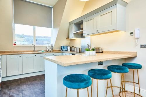 Stunning Central Gems of Harrogate - Sleeps 18! Image 2
