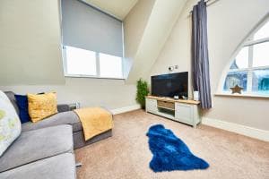 Stunning Central Gems of Harrogate - Sleeps 18! Image 3