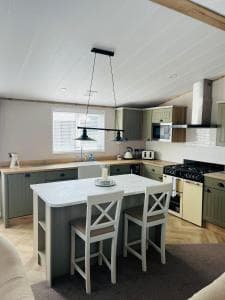 Hawthorne Villa with Hot Tub Image 1