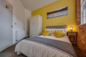 Lovely, Central, 1 Bed Apartment (Sleeps 4) with Free Parking Image 3