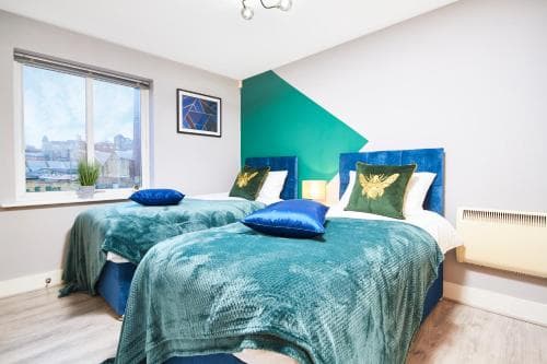 The Stunning Abode - Close to Leeds - Parking Image 2