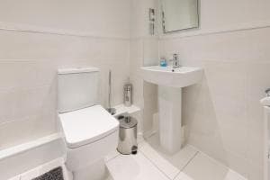 Southbank Leeds Apartment. New! With Free Parking Image 3