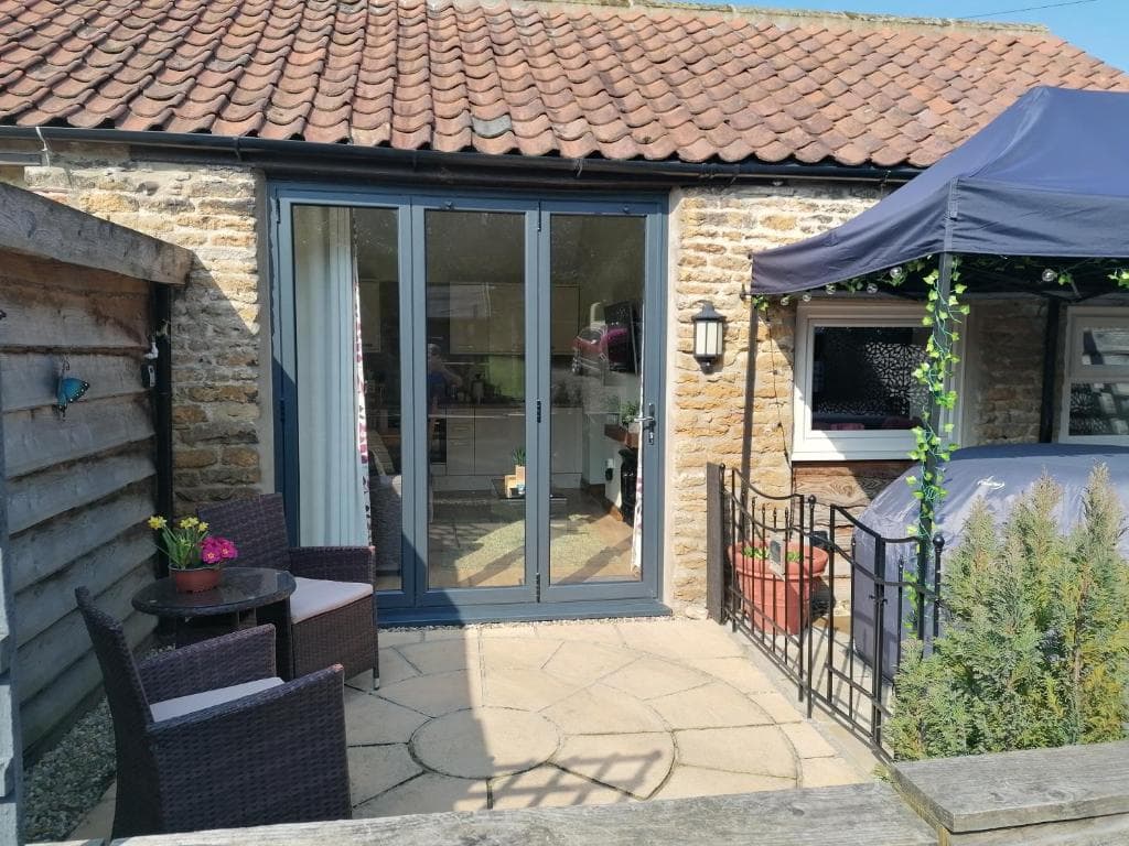 Larch Cottage, Ruston dog friendly with hot tub Image 1
