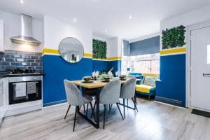 Sleek and Stylish House - 5 Minutes From Leeds City Centre Image 3