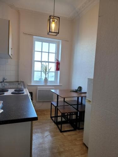 Sea View flat 2 with Fast WiFi and FREE parking Image 3