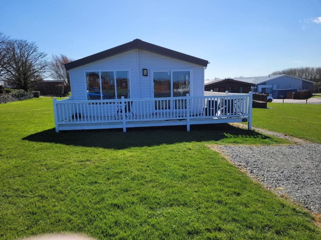 Remarkable 3-Bed House in Hull Image 2