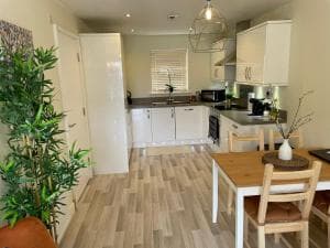 Stunning 3 bedroom home with free parking, free wifi and Netflix, Company workers welcome short term and long term Image 2