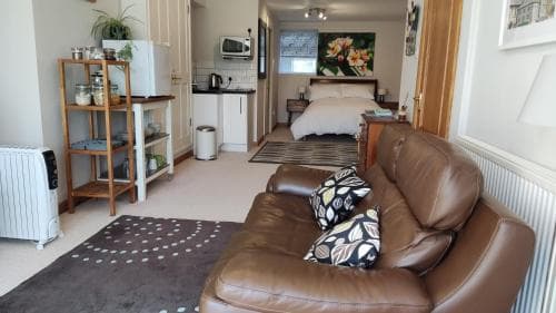 Wood Bank Studio Apartment Image 2