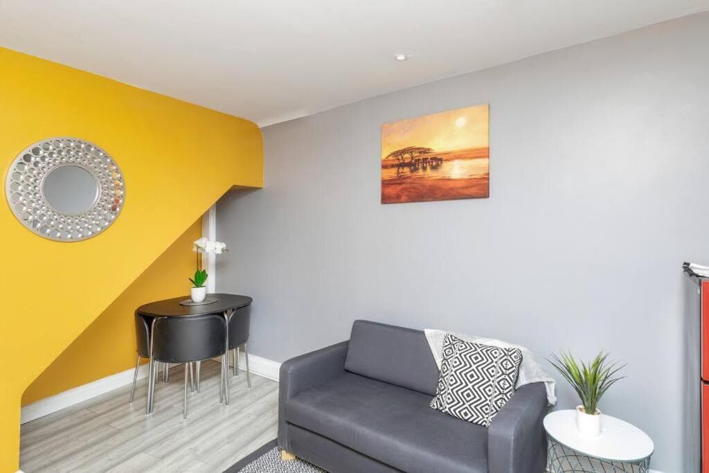Luxury Living - Lovely 1 Bedroom Apartment Image 1
