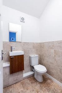 Contractor and Family House & Free Parking & Garden Image 3