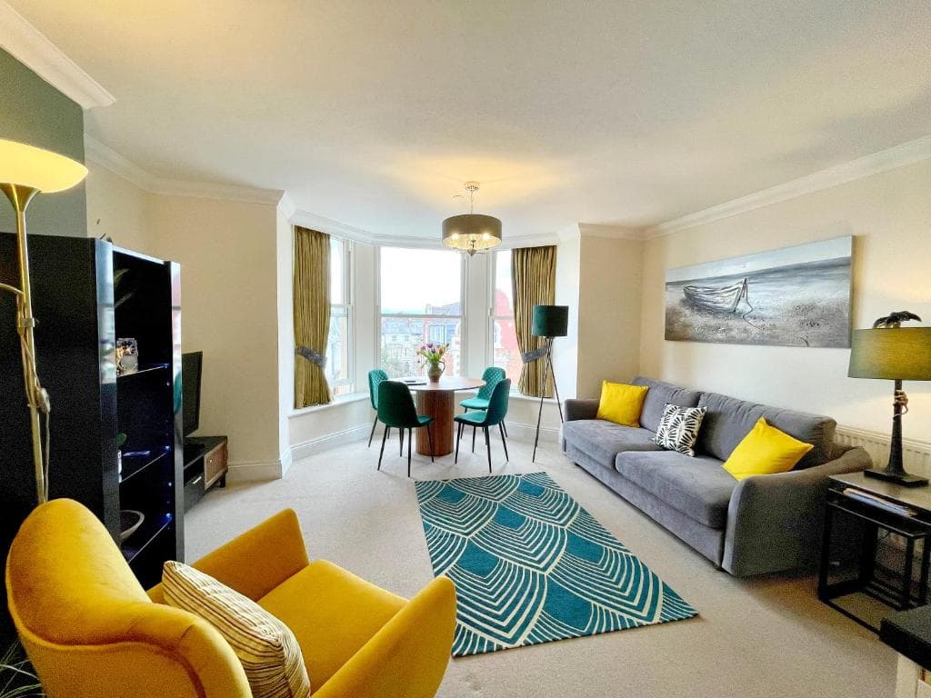 Beautiful chic apartment, lift, views & parking Image 1