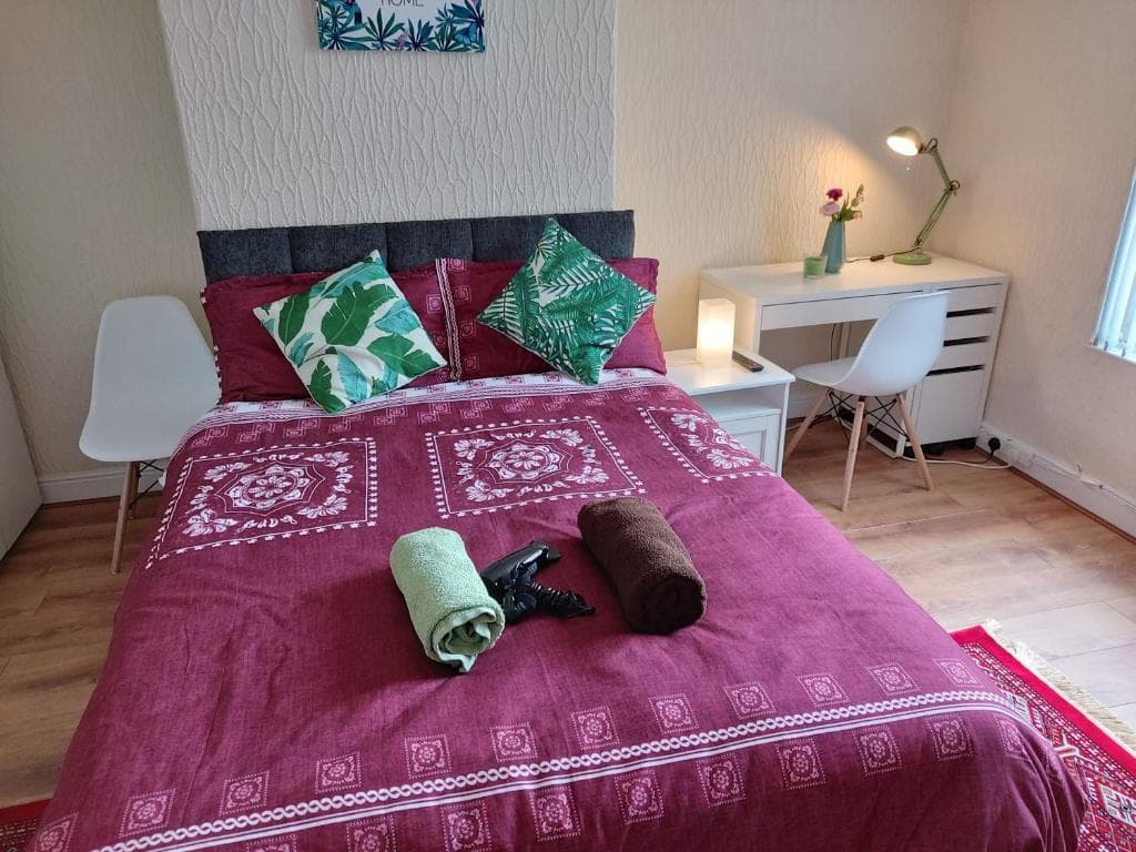 Spacious two bedroom house, parking and WiFi Image 1