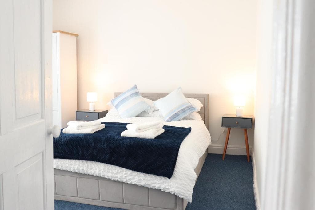 Spacious & Comfortable 3 Bedroom House - FREE WiFi & FREE Parking Image 1