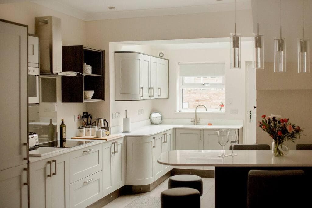 Sleeps 6 / 4 bedrooms, 2 minute walk to the Square Image 1