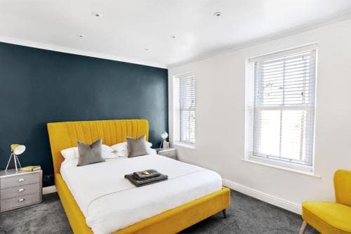 Stunning 4Bed Townhouse by HIC & Trendy Kings Quarter! Image 3