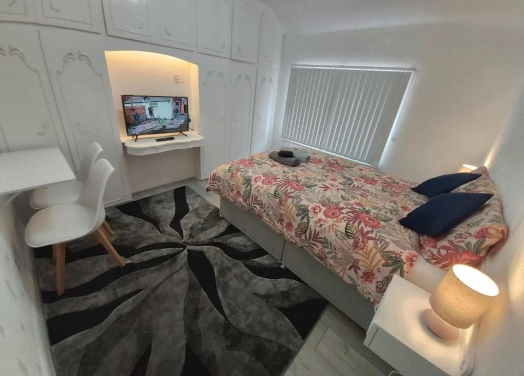 Relaxed Double bed with private bathroom, parking, WiFi and garden. Image 1